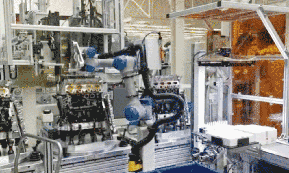 Engine spark plug assembly and screwing